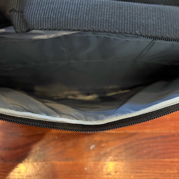 Amazon Basics Laptop Computer Bag Tablet should bag size 15.6 inch - Picture 6 of 7